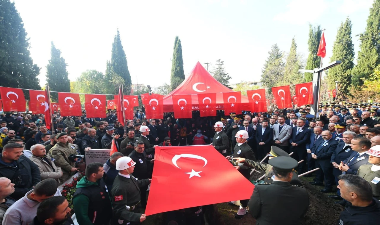 Balıkesir, şehit Uzman Çavuş Emre Sayın’ı son yolculuğuna uğurladı