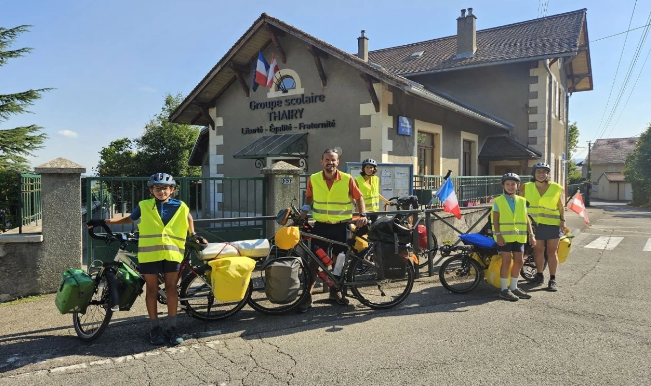 Bisikletli Fransız gezgin aile İzmir’de