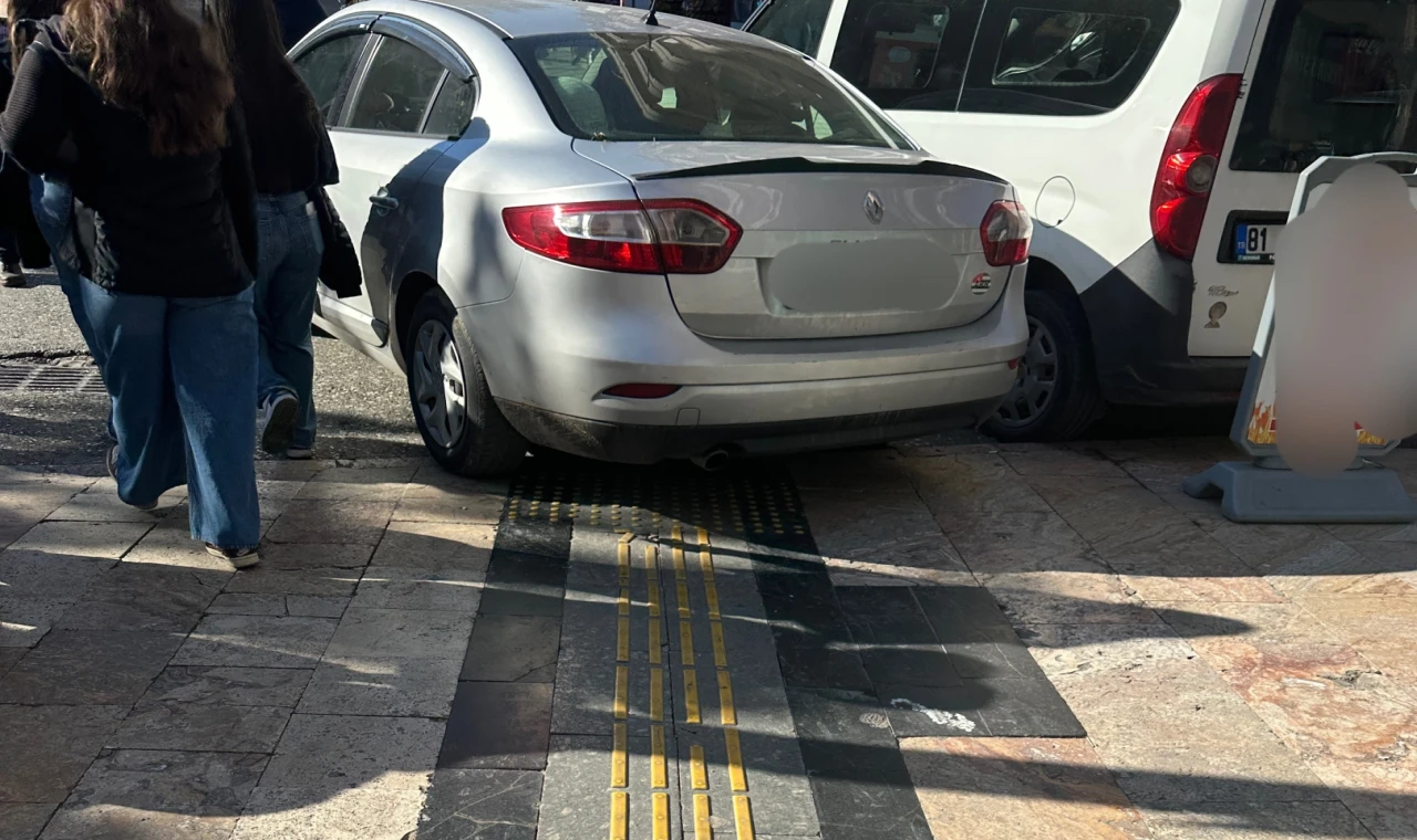 Bu kadarına da pes! Düzce’de görme engellilere yapılan yolu kapattı!