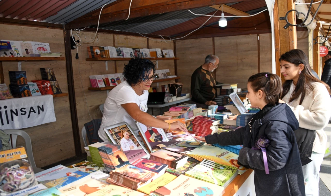 Bursa Osmangazi’de Kitap Fuarı’na edebiyatseverlerden yoğun ilgi