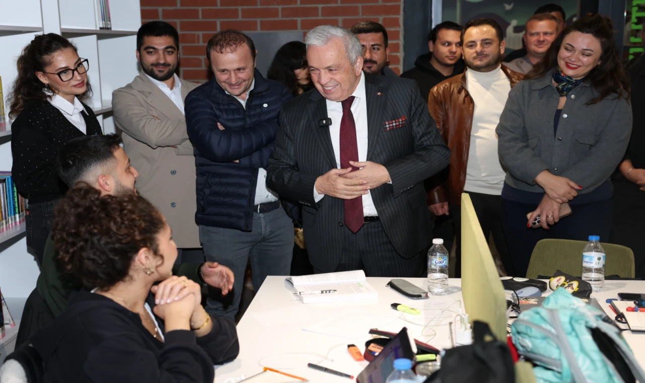 Bursa’da Başkan Şadi Özdemir’den üniversitelilere vize morali