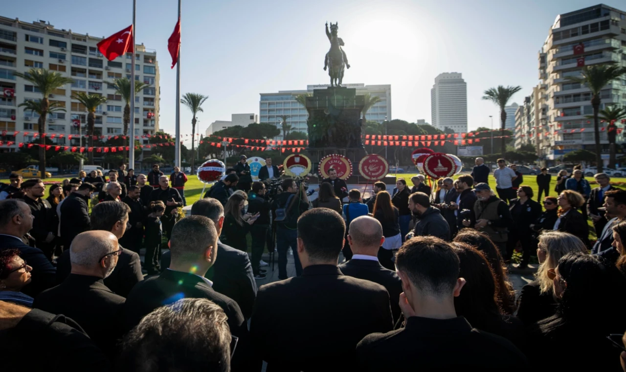 CHP İzmir Ata’sını andı