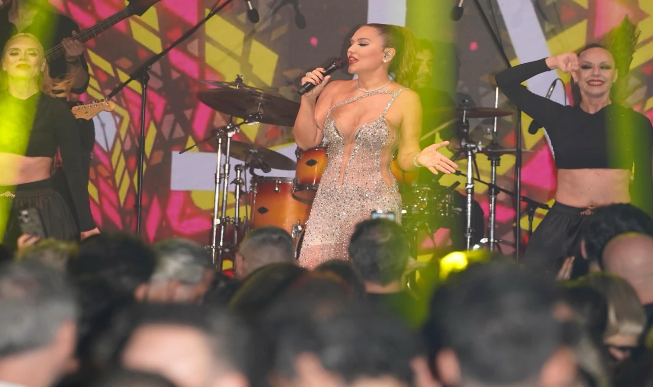Demet Akalın’dan Antalya’da unutulmaz performans... Yeni hiti ’Beni Unutma’ listelere hızlı giriş yaptı