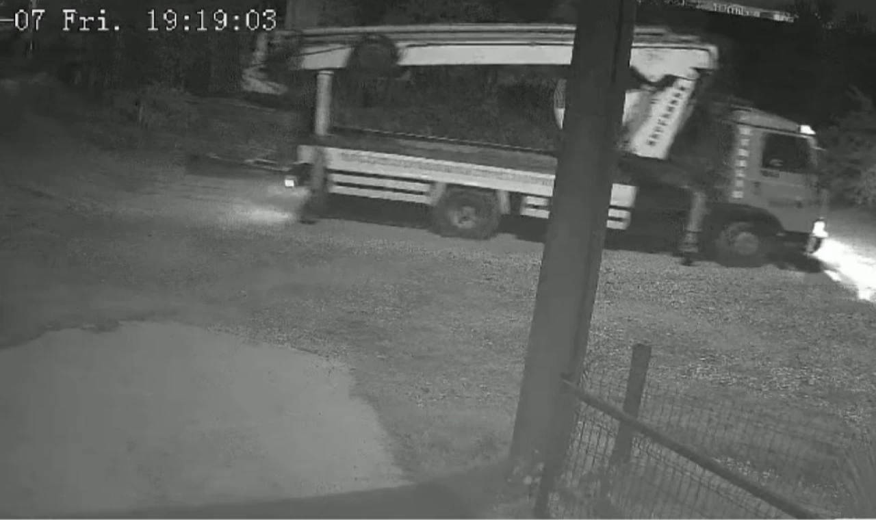 Düzce’de mobil vinç telefon direğini kırıp olay yerinden uzaklaştı