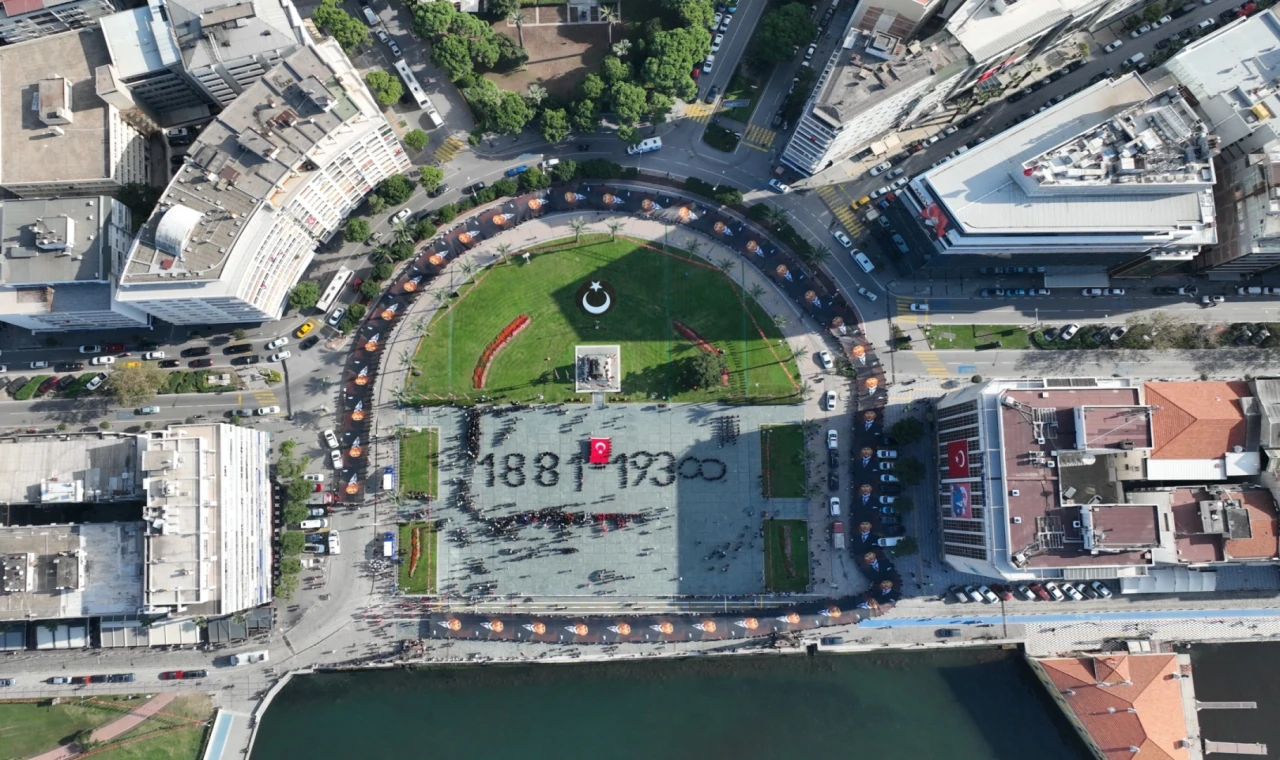 İzmir Ata’sına 350 metrelik posterle yürüdü