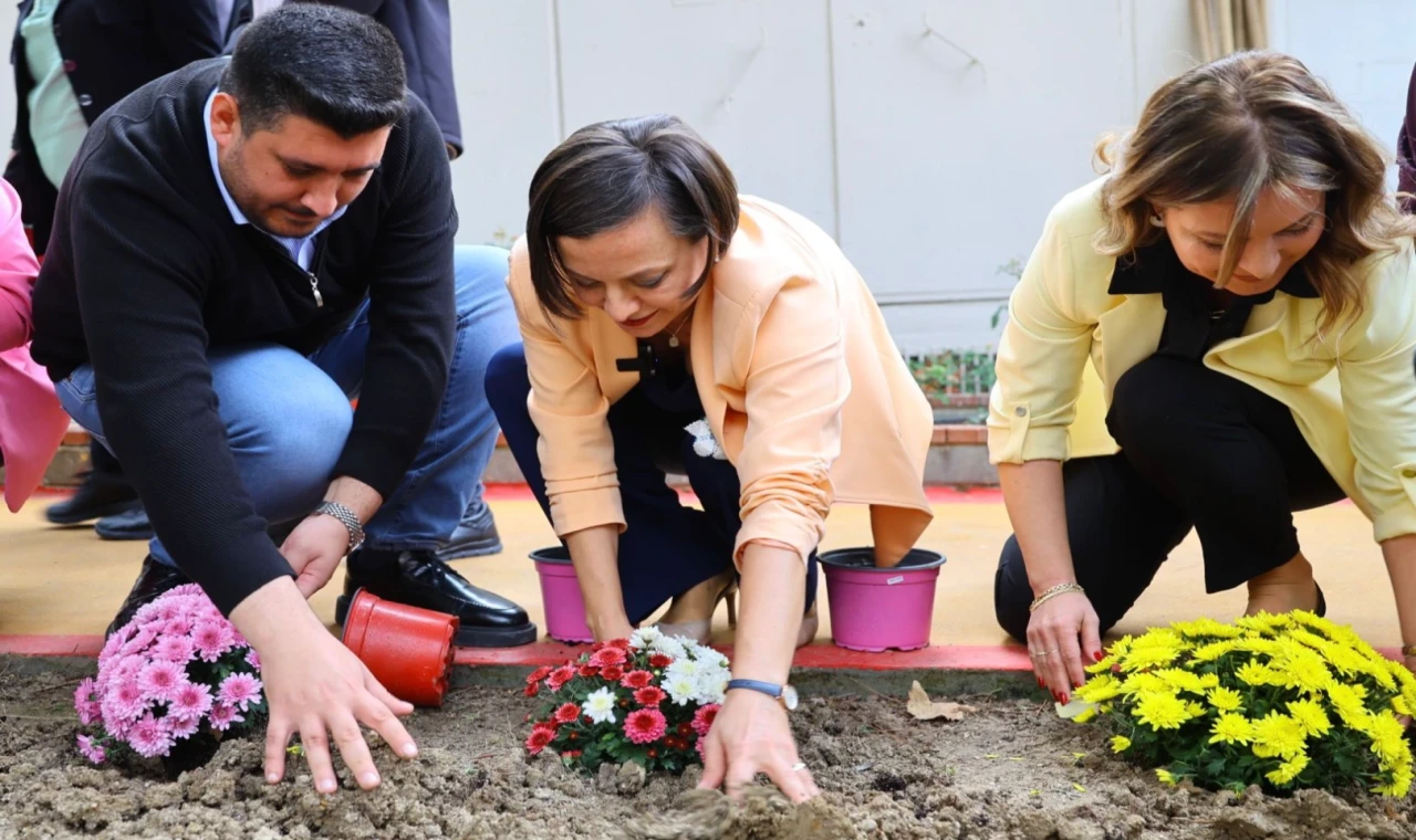 İzmir Karabağlar ‘da parklar yenileniyor, mahalleler güzelleşiyor