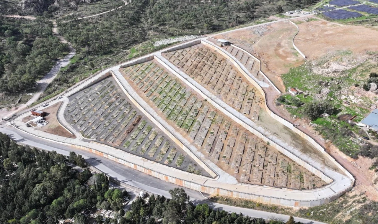 İzmir’de ’çift katlı’ mezarlık!