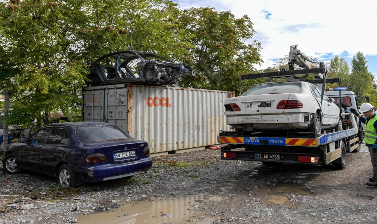 İzmir’de hurda araçlar ekonomiye kazandırılıyor