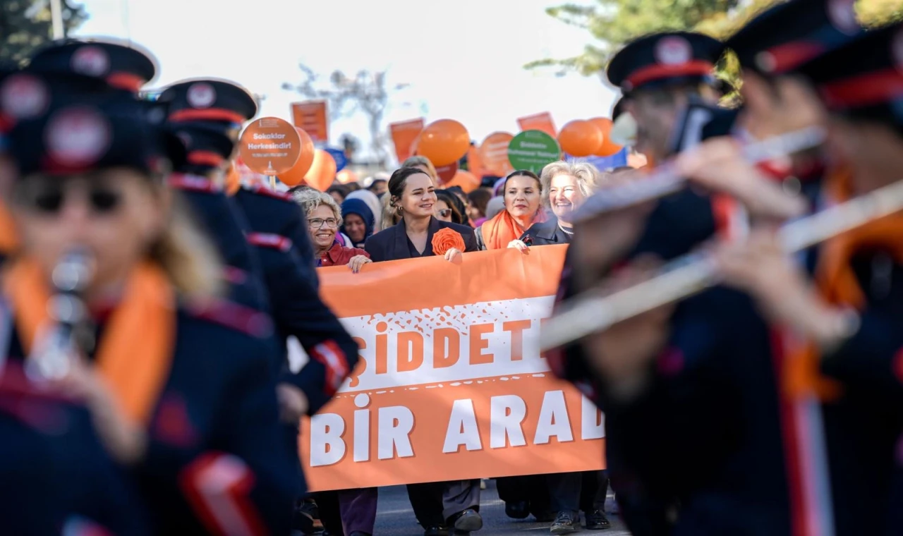 İzmir’de şiddete karşı ’turuncu’ yürüyüş