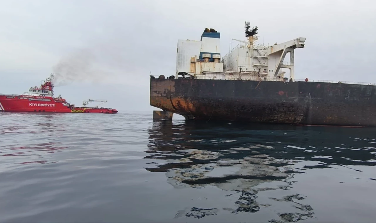 Karadeniz’de patlama yaşayan ’KAIROS’ta yangın söndürüldü... VIRAT’ın çeki operasyonu sürüyor