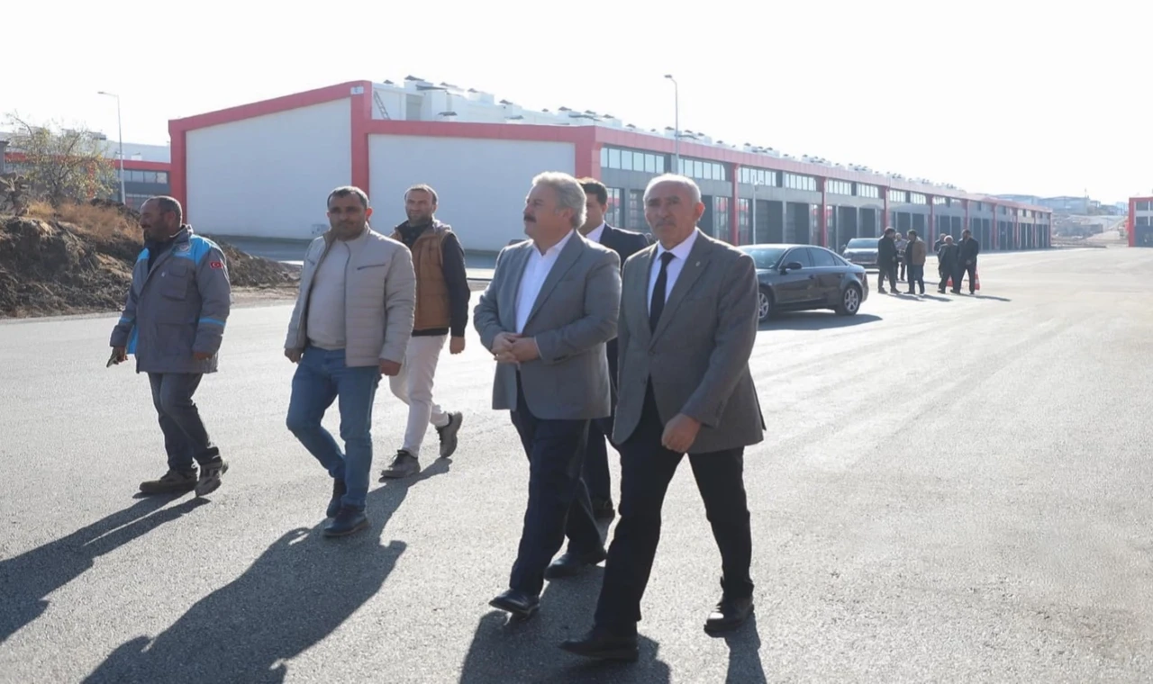 Kayseri Melikgazi’den oto sanayide asfalt mesaisi