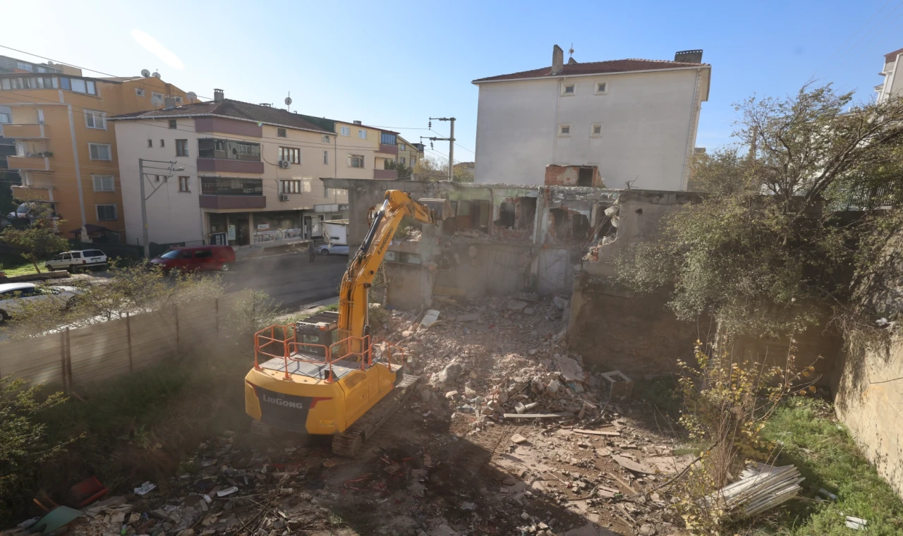 Kocaeli Çayırova’da metruk binalar yıkılıyor