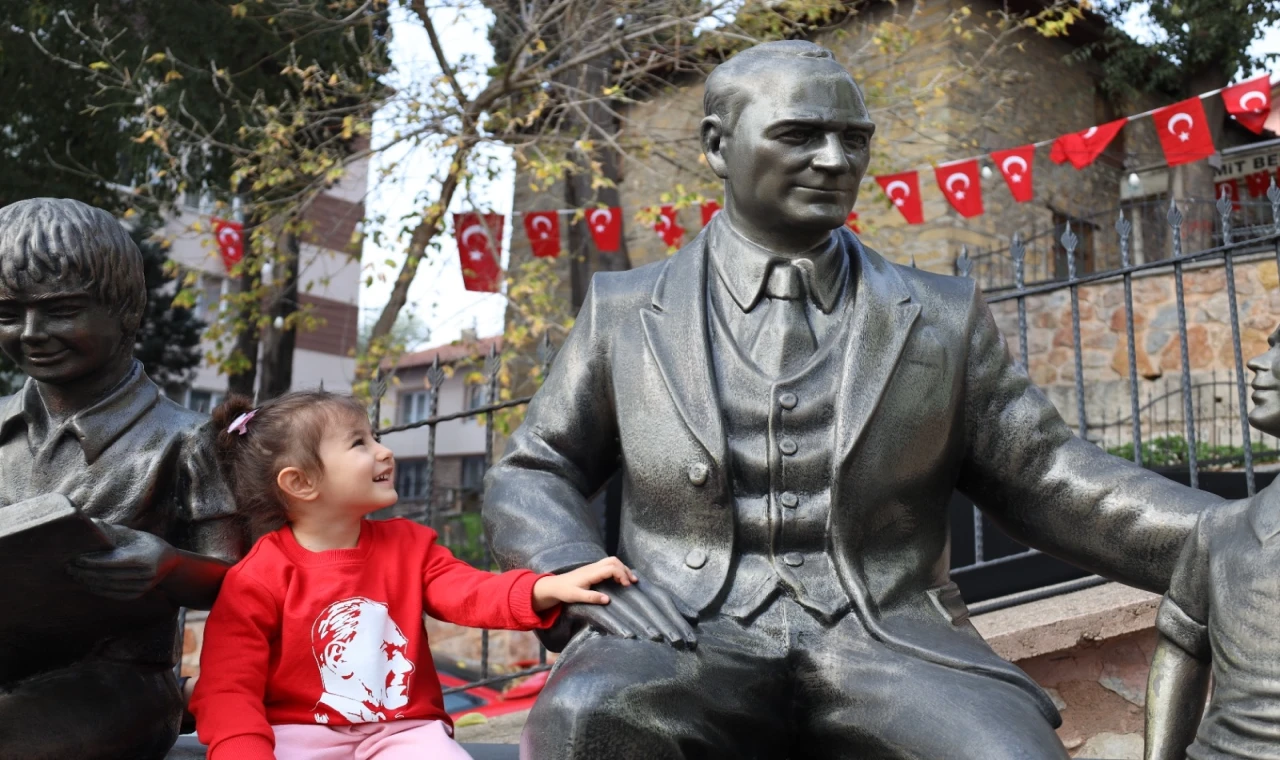 Kocaeli İzmit’te minik yüreklerden Ata’ya sevgi dolu anma