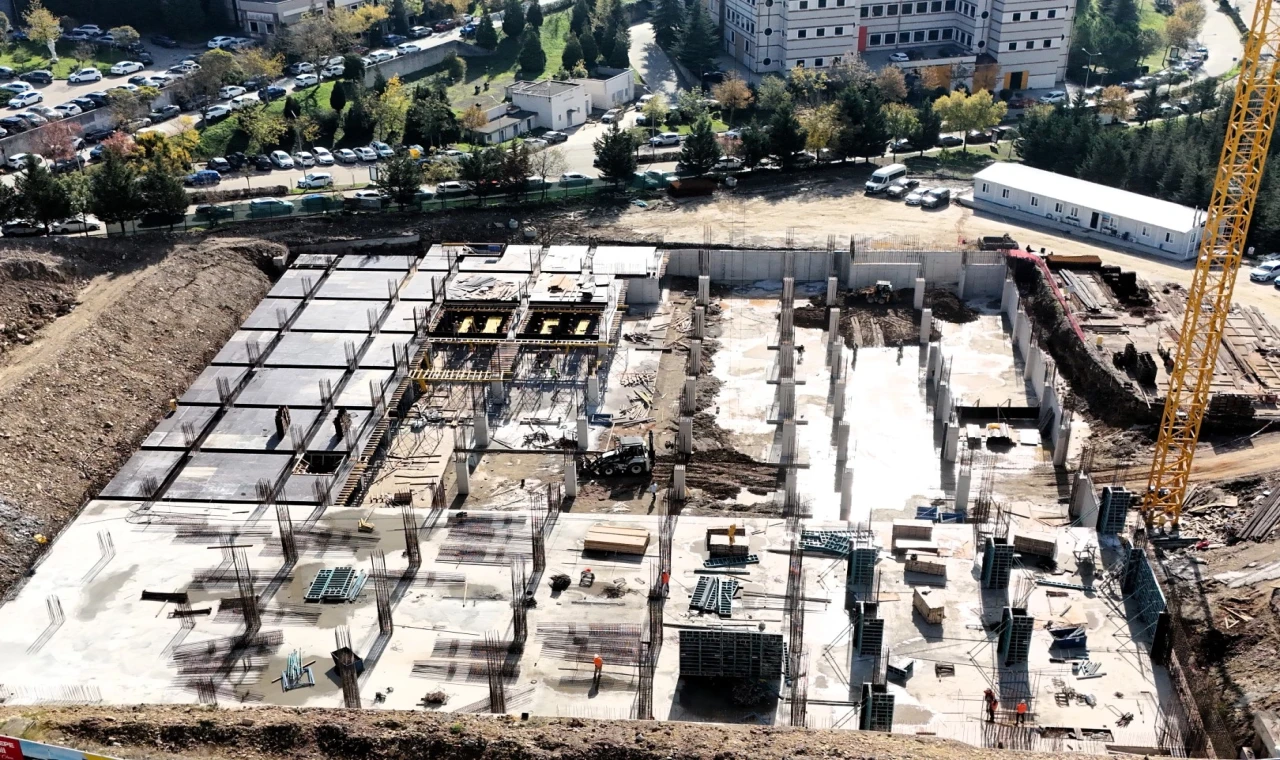 Kocaeli Umuttepe Kampüsü’nde camii ve otopark inşaatı yükseliyor