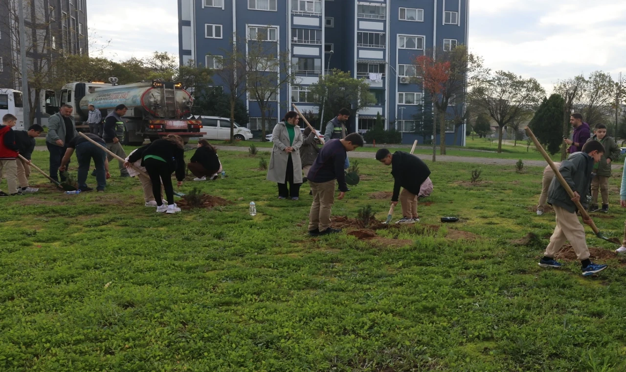 Kocaeli’de Çayırovalı öğrenciler, fidanları toprakla buluşturdu