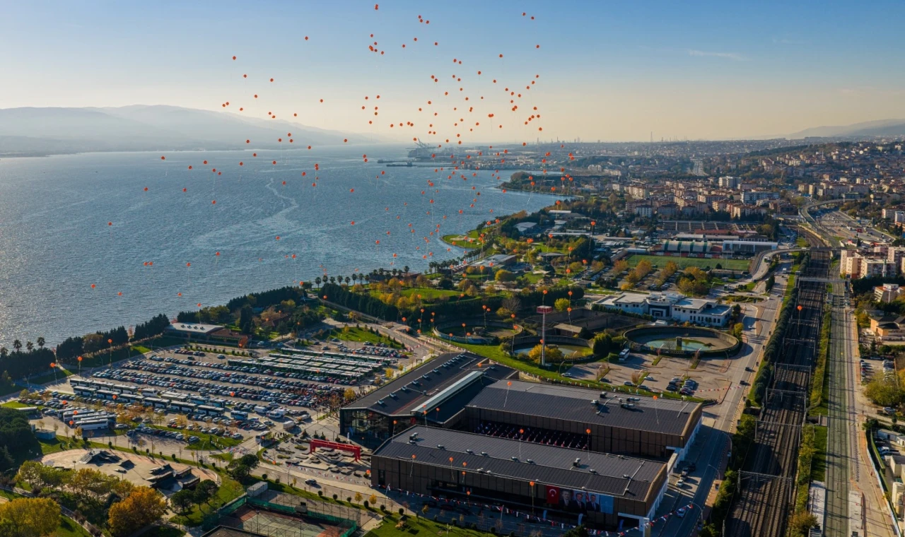Kocaeli’de turuncu balonlar şiddetsiz dünya için gökyüzüne bırakıldı