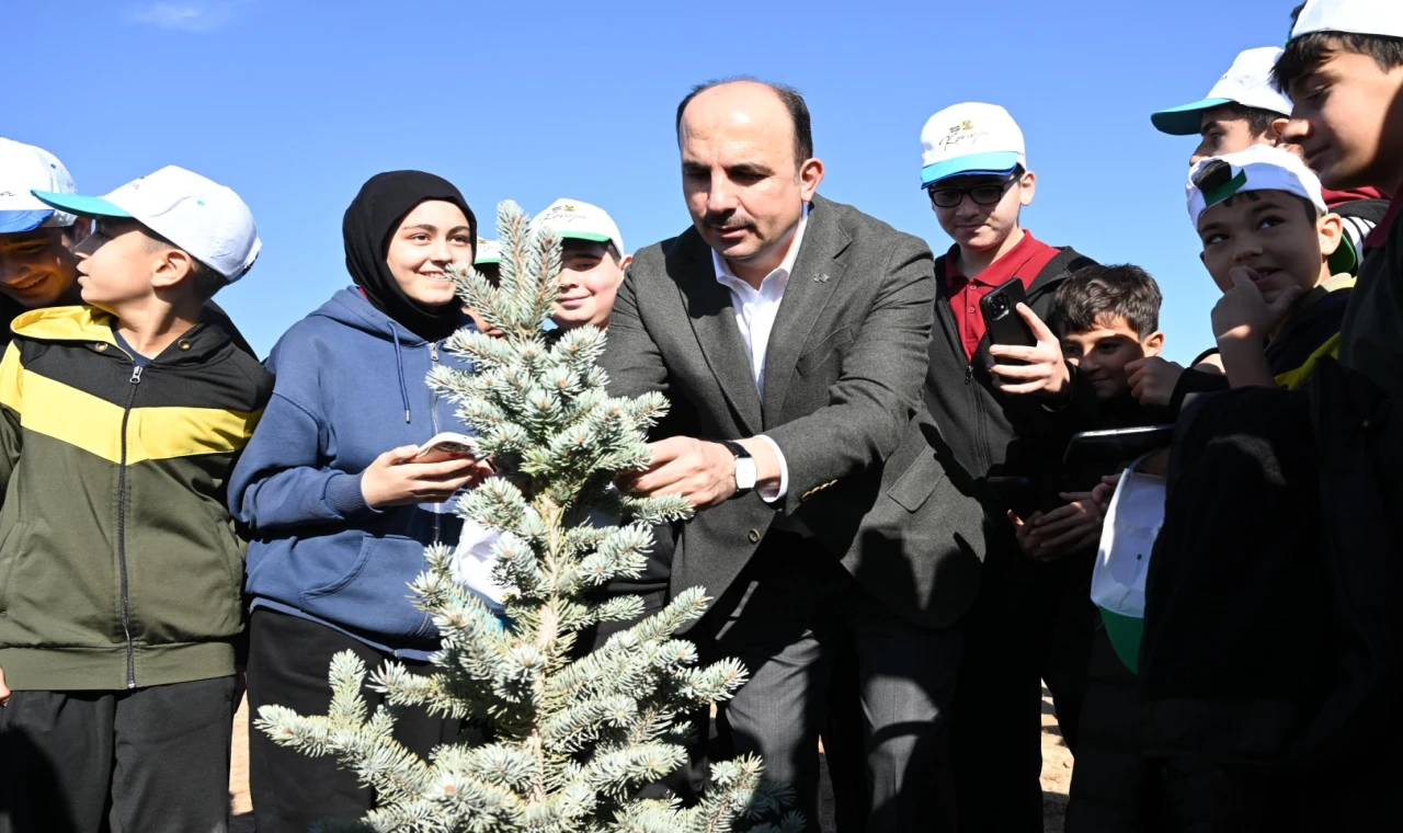 Konya’da Başkan Altay öğrencilerle birlikte fidan dikti