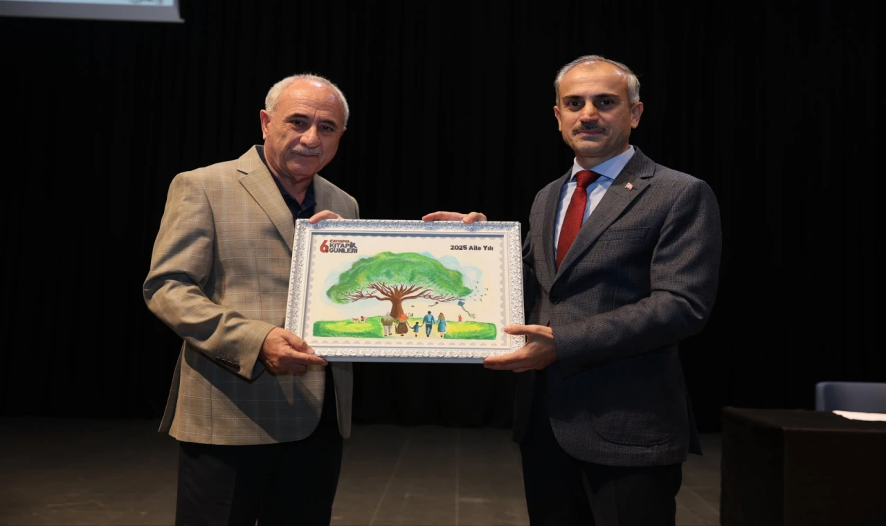 Nurullah Genç, Çayırova Kitap Günleri’nin son gün konuğu oldu