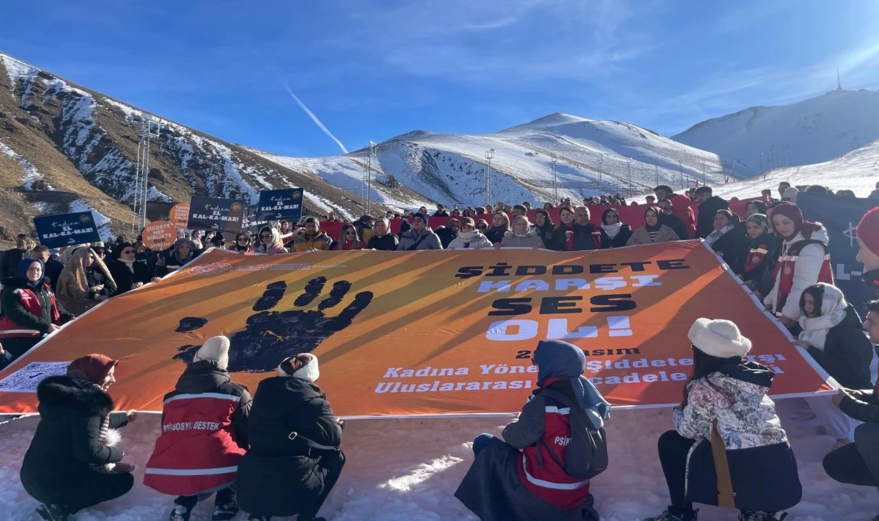 Palandöken’de ’Şiddete Karşı Tek Yürek’... Kadınlar ön saflarda yürüdü