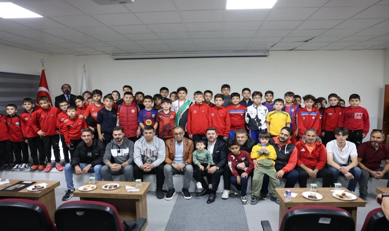 Rasim Arı’dan minik futbolculara krampon