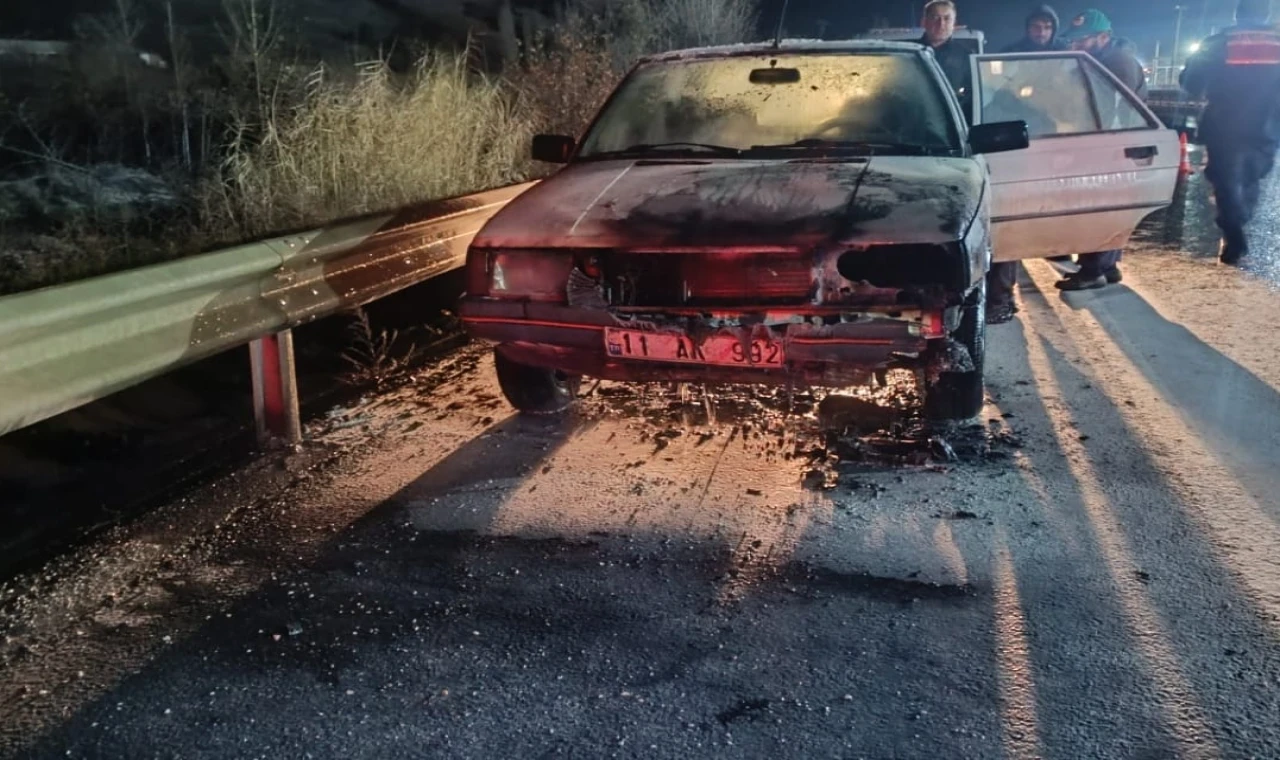 Bilecik’te seyir halindeki otomobil alev aldı!