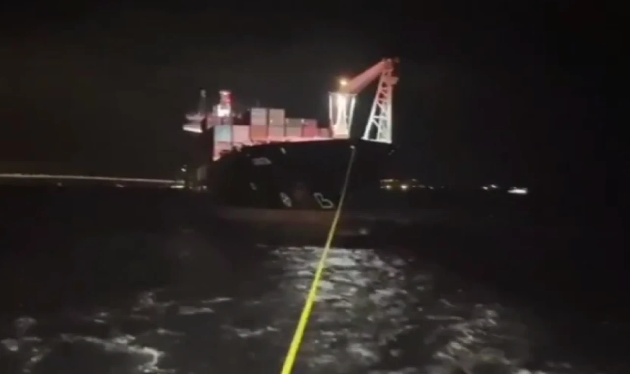 Çanakkale Boğazı’nda arızalanan kargo gemisi kurtarıldı