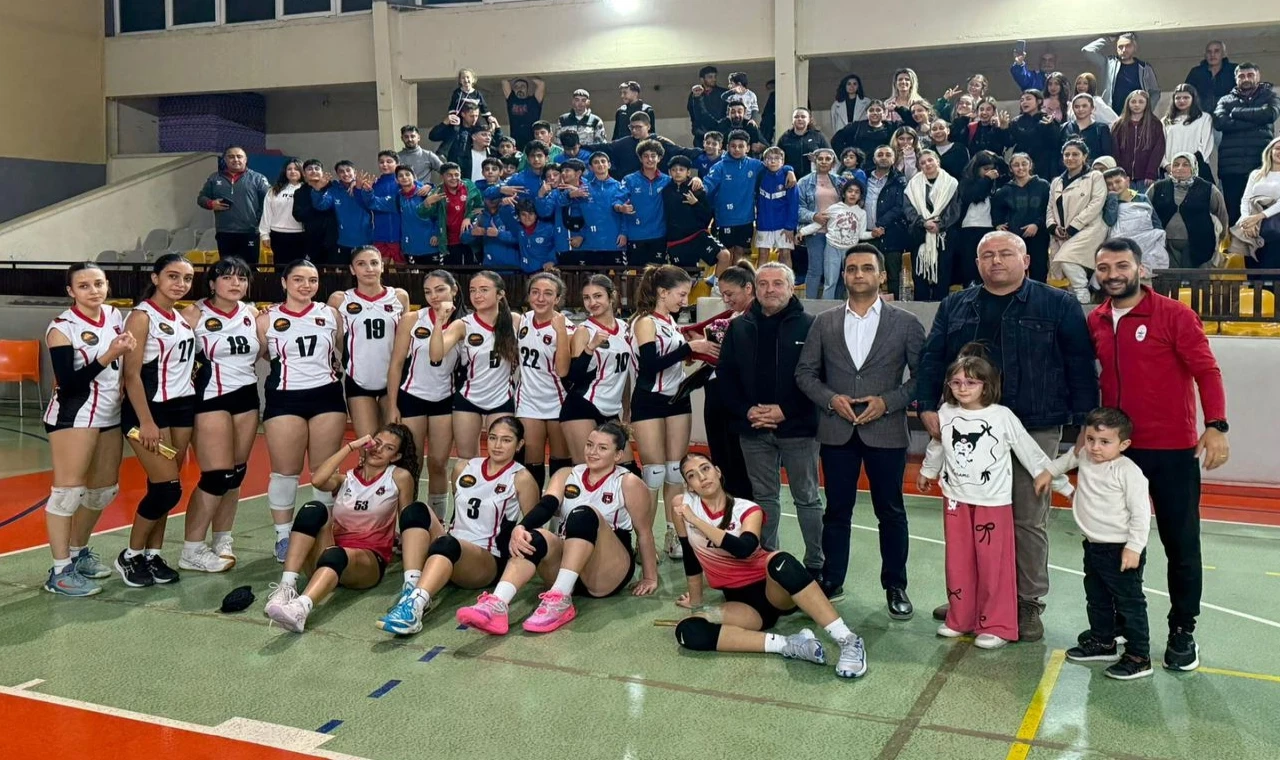 İzmir Çiğli’nin voleybol takımları ligin zirvesinde