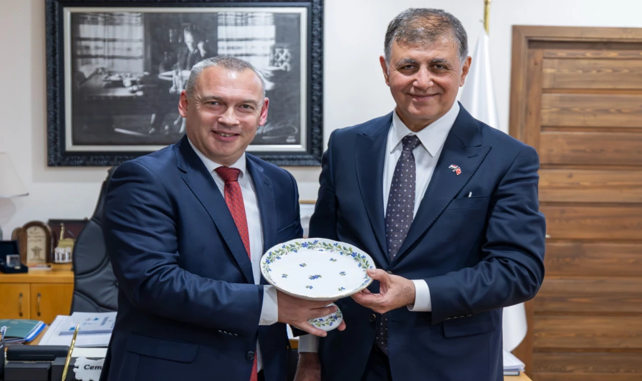 İzmir-Macaristan hattında ’kardeş kent’ ilişkisinin temelleri atıldı