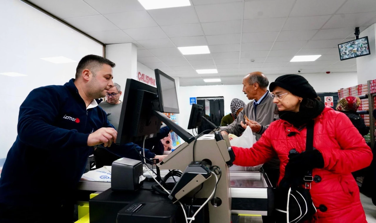İzmir Tire’ye açılan mağaza yeni yıl hediyesi oldu