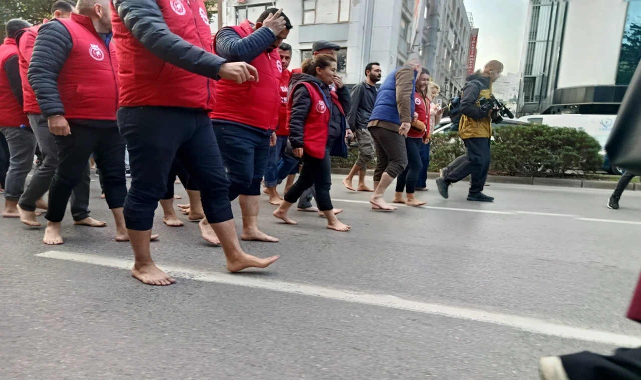 İzmir’de çıplak ayaklı protesto!