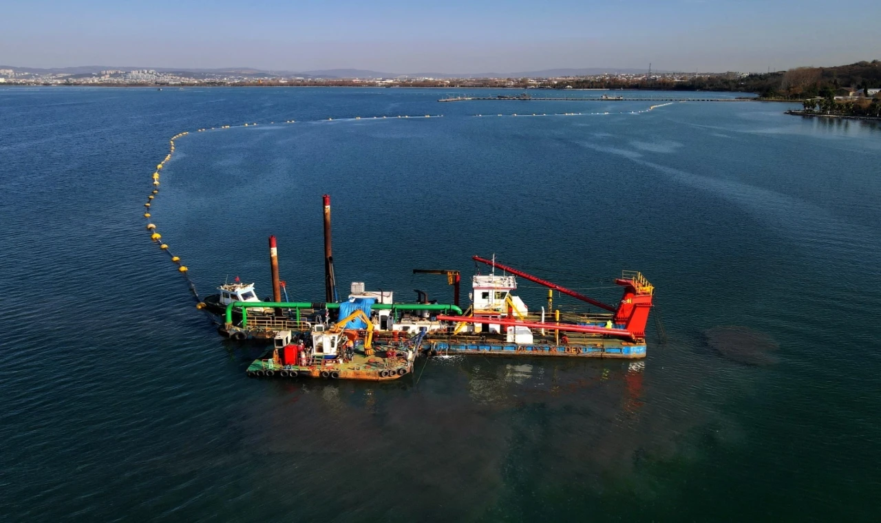 İzmit Körfezi temizlik projesi Türkiye’ye örnek oluyor... Körfez dip çamuru temizliği ile canlanıyor
