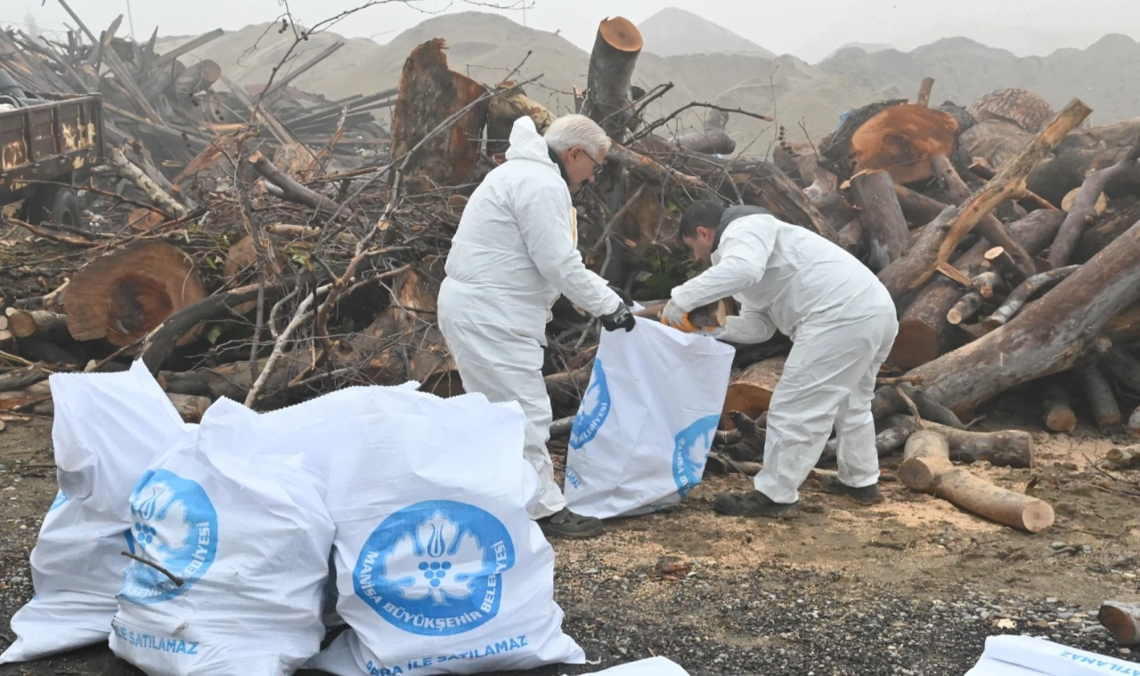 Manisa’da ihtiyaç sahiplerine odun desteği