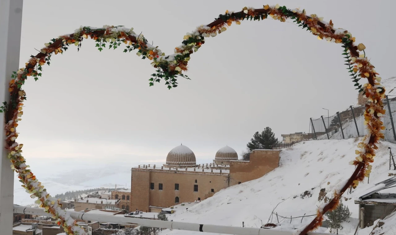 Mardin’de kar yağışı tarihi kenti büyüleyici manzaralara bürüdü