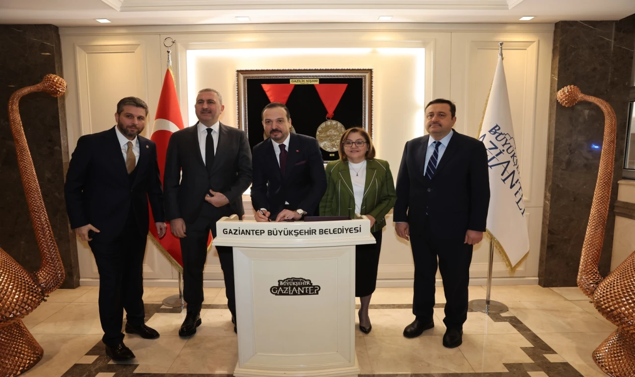 AK Parti Genel Başkan Yardımcısı Zorlu, Başkan Şahin’i makamında ziyaret etti