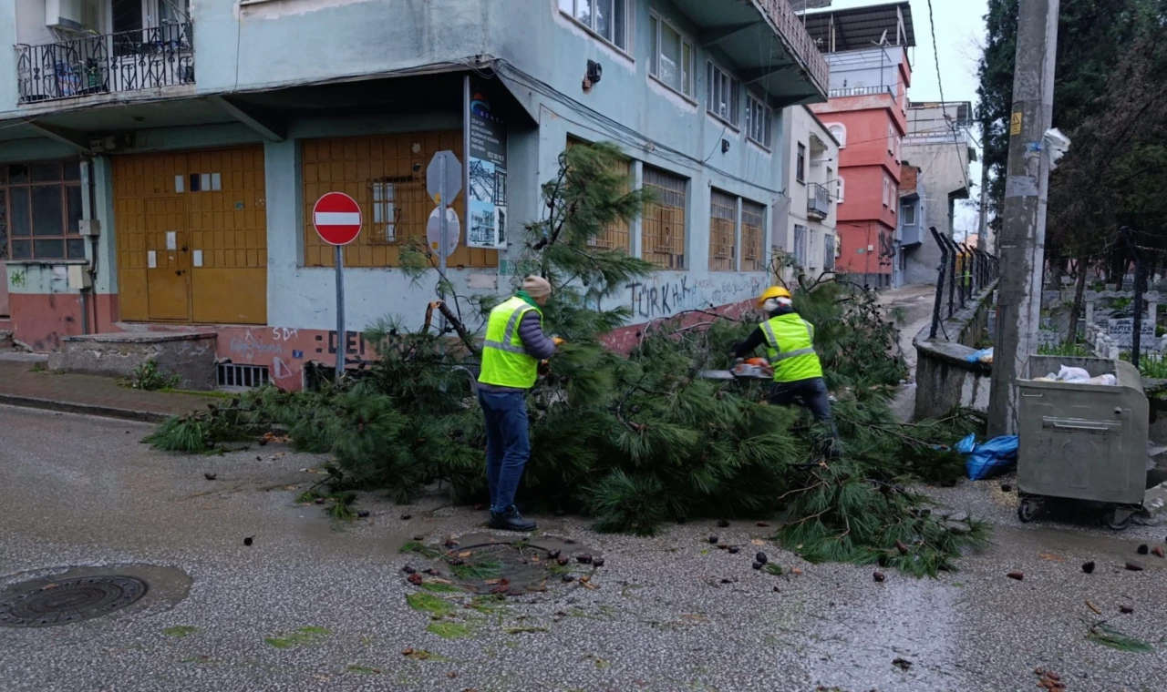 Bursa’da kuvvetli lodos alarmı! 42 ihbara anında müdahale