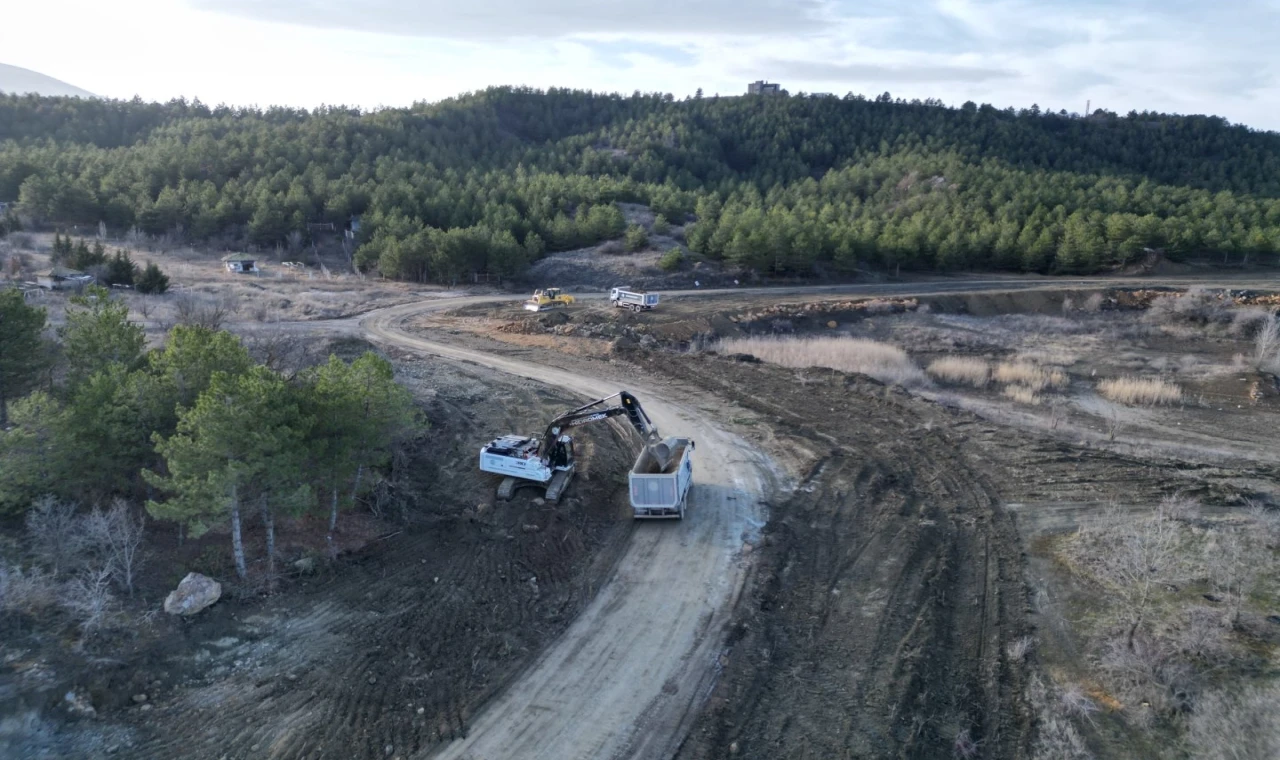 Çorum’da Çomar Barajı çevresinde yol genişletme çalışmaları sürüyor