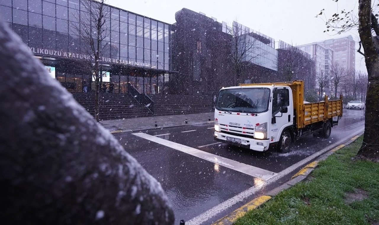 İstanbul Beylikdüzü’nde karla mücadele mesaisi