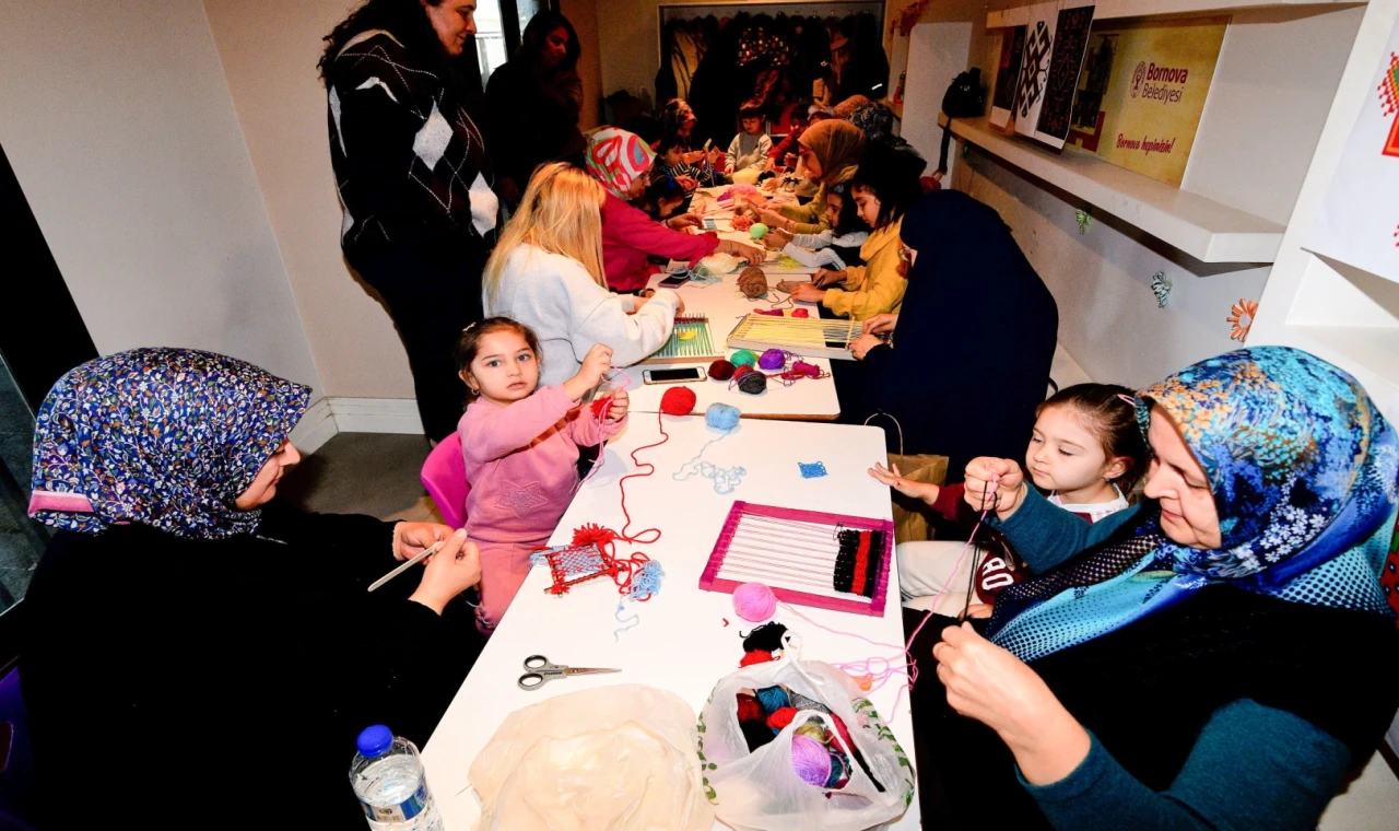 İzmir Bornova’da minik eller tezgah başında