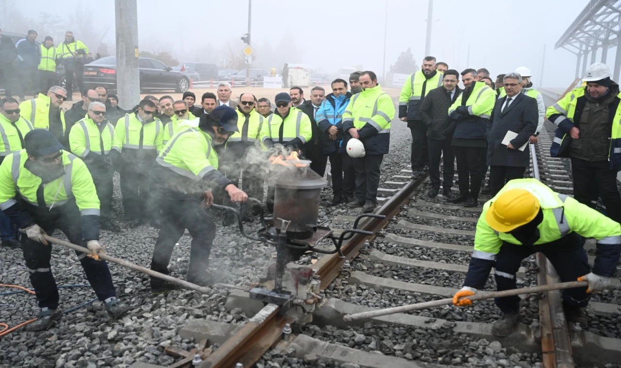Konya’da tarihi adım... KONYARAY banliyö hattında ray birleştirme kaynağı yapıldı