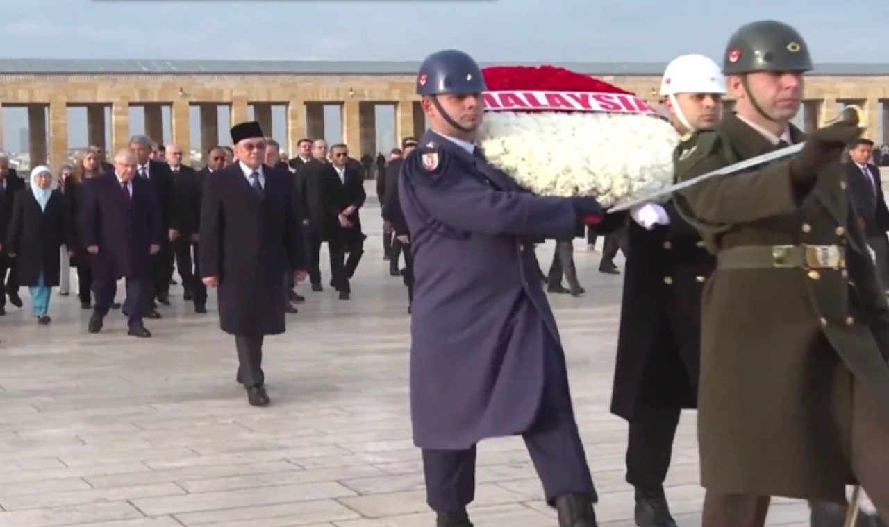 Malezya Başbakanı Enver İbrahim Anıtkabir’i ziyaret etti