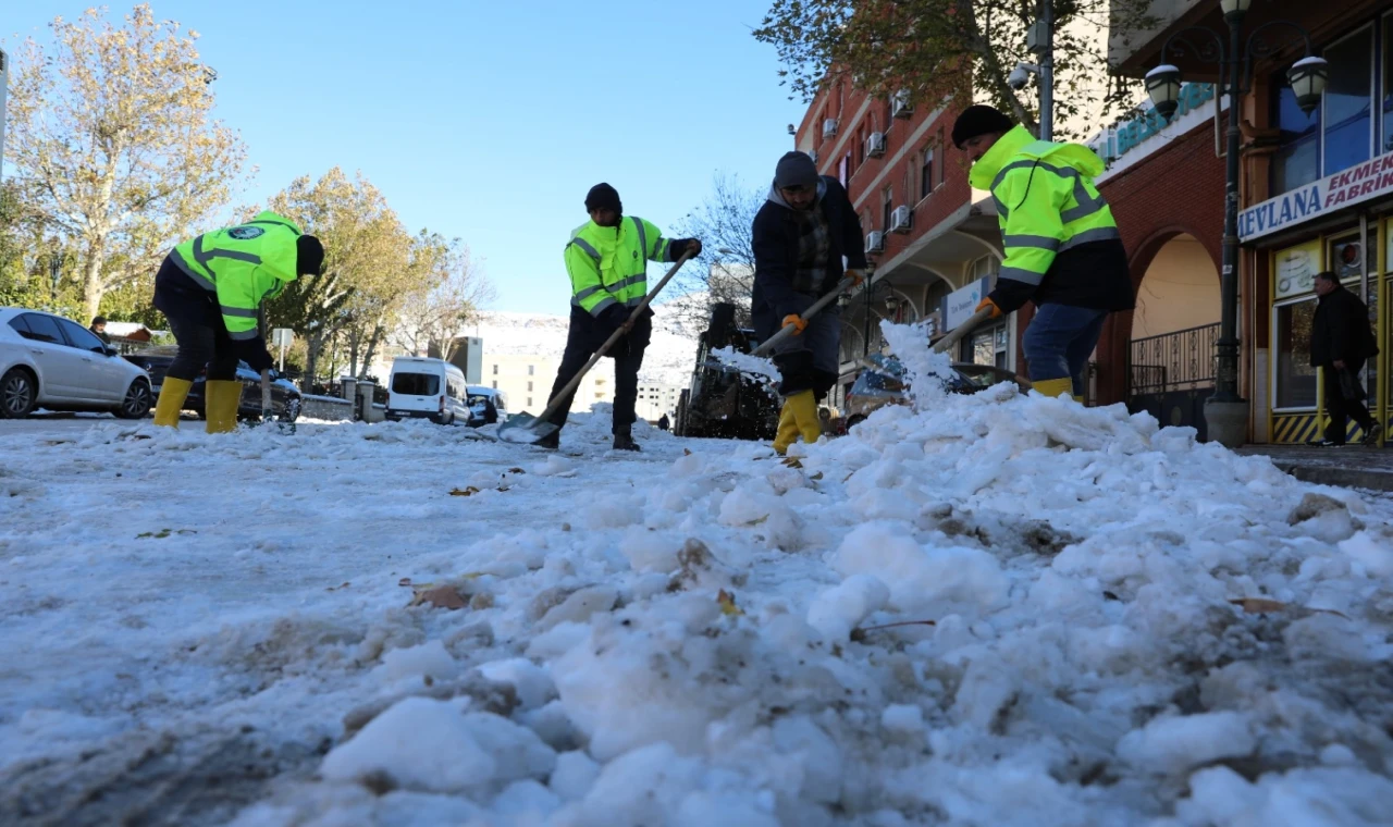 Mardin Yeşilli’de karla mücadele çalışmaları aralıksız sürüyor