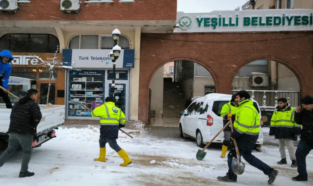 Mardin Yeşilli’de karla mücadele çalışmaları sürüyor