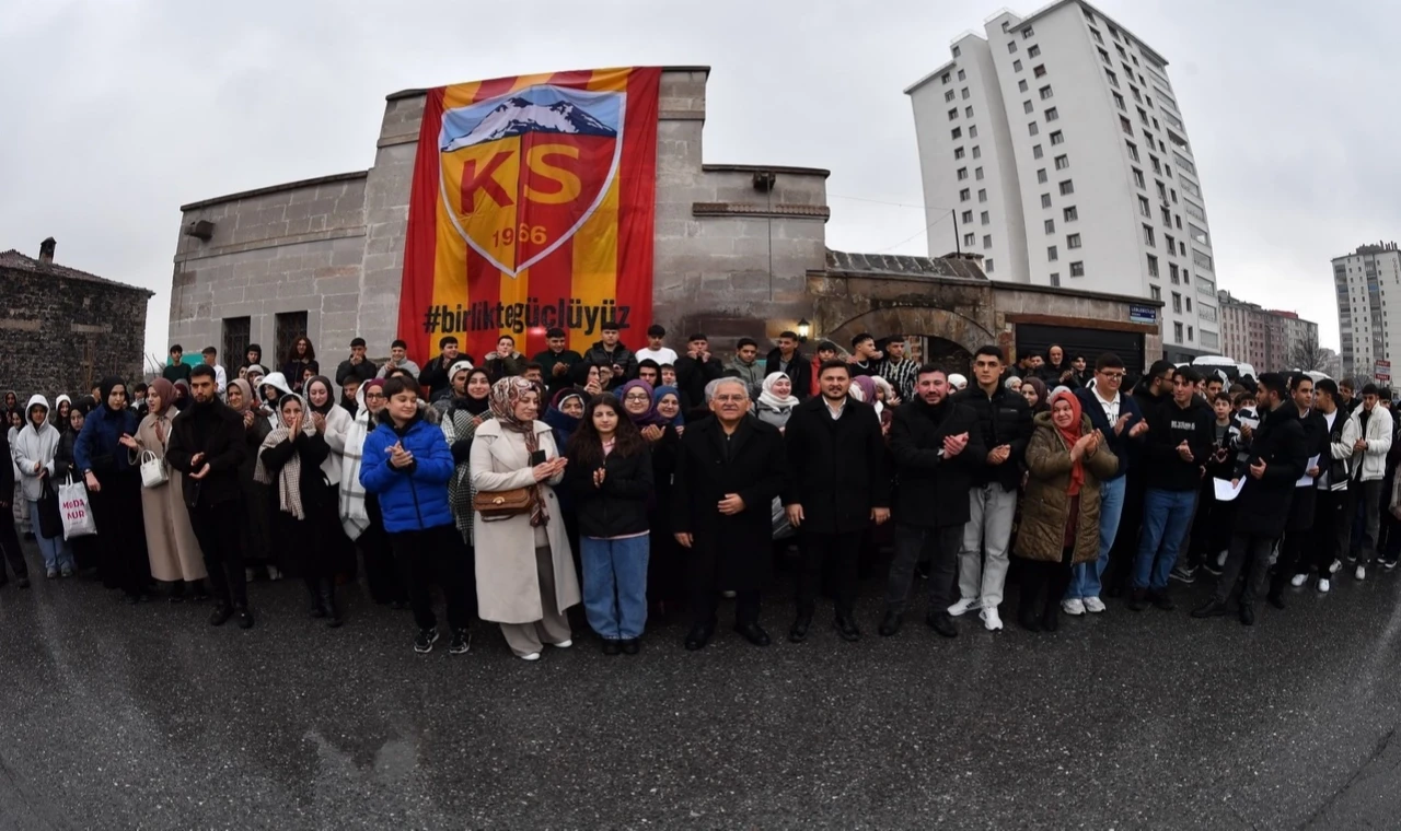 Memduh Büyükkılıç ’Filistin yürüyüşüne’ katılan Kayserilileri dualarla uğurladı