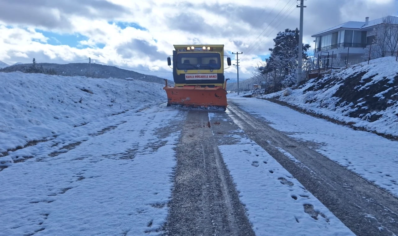 Muğla’da karla mücadele aralıksız devam ediyor