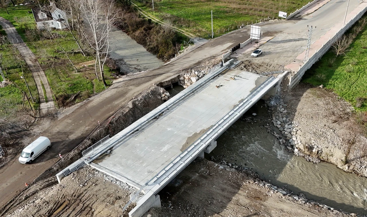 Sakarya Karapürçek’i şehre bağlayan köprüde sona doğru
