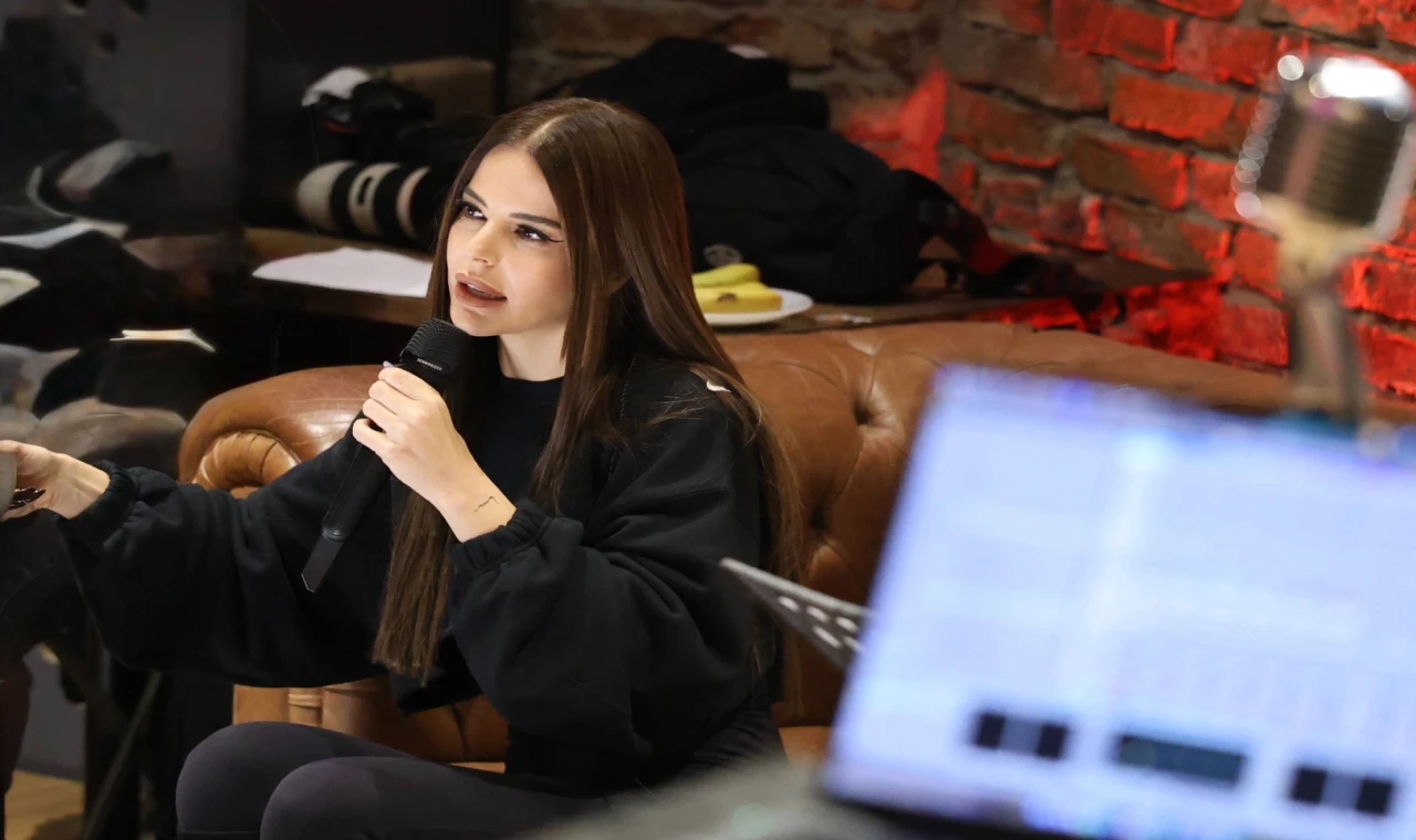 Simge Sağın Galata’da sürpriz yaptı... Sokak bir anda konser alanına döndü