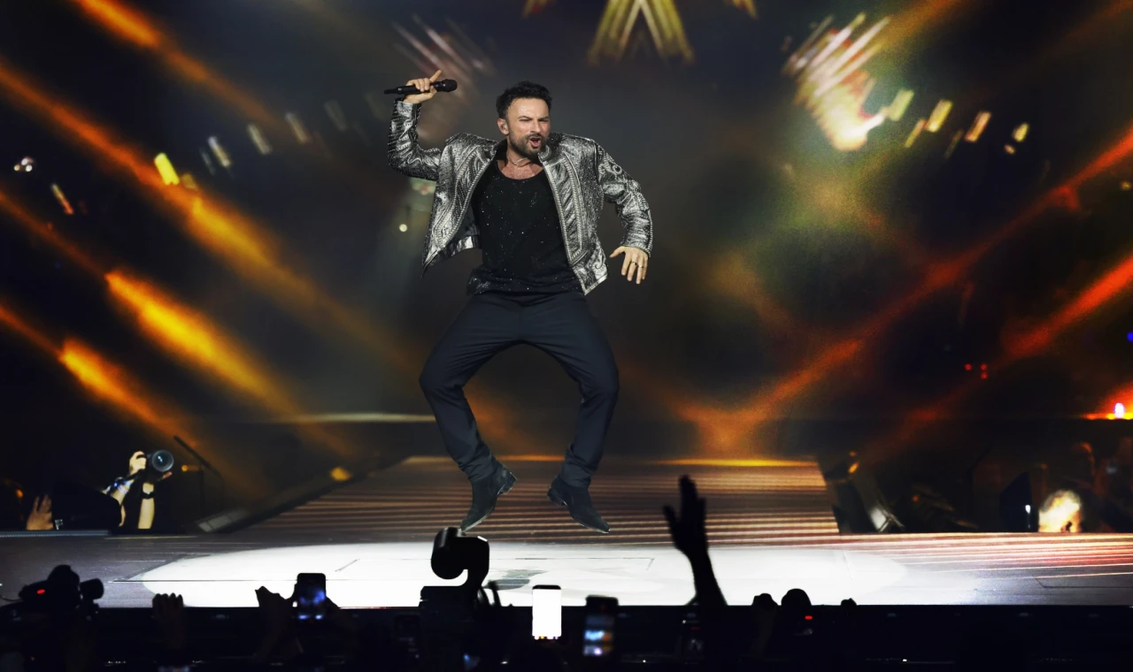 Tarkan sahneden ’Beni çok sev’ diyerek seslendi