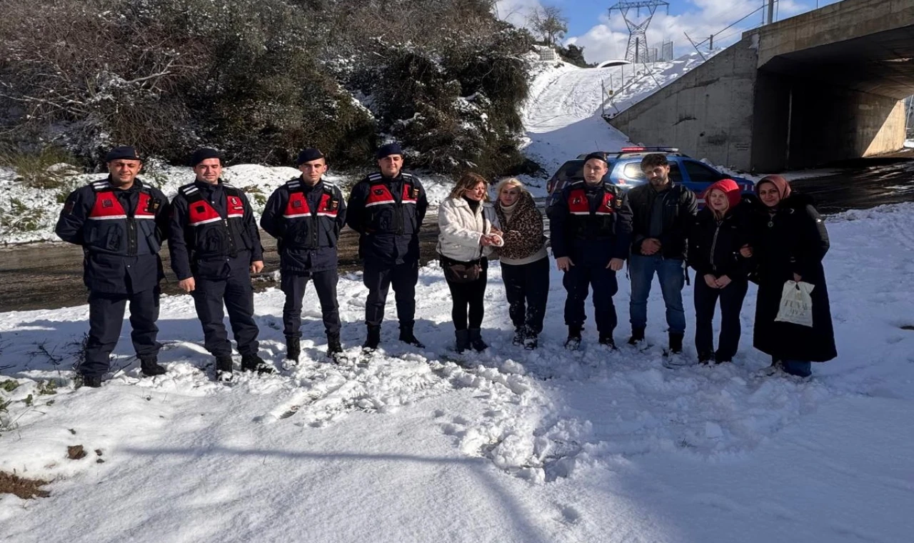 Yılın ilk kurtarma operasyonu Bursa Jandarma’dan... Kestel’de donmak üzere olan aile kurtarıldı