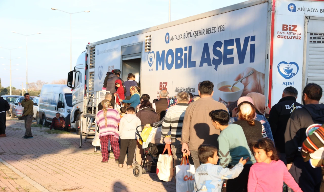 Antalya’da ’Mobil Aşevi’ mahalle mahalle dolaşıyor