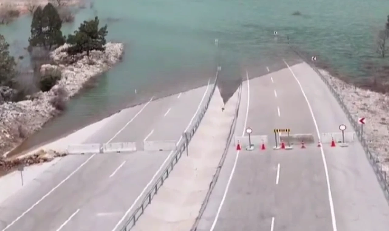 Antalya??Konya yoluna taşkın engeli! Geçici olarak trafiğe kapatıldı!